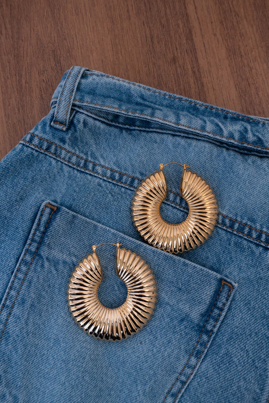 Brinco Argola Detalhada Dourado