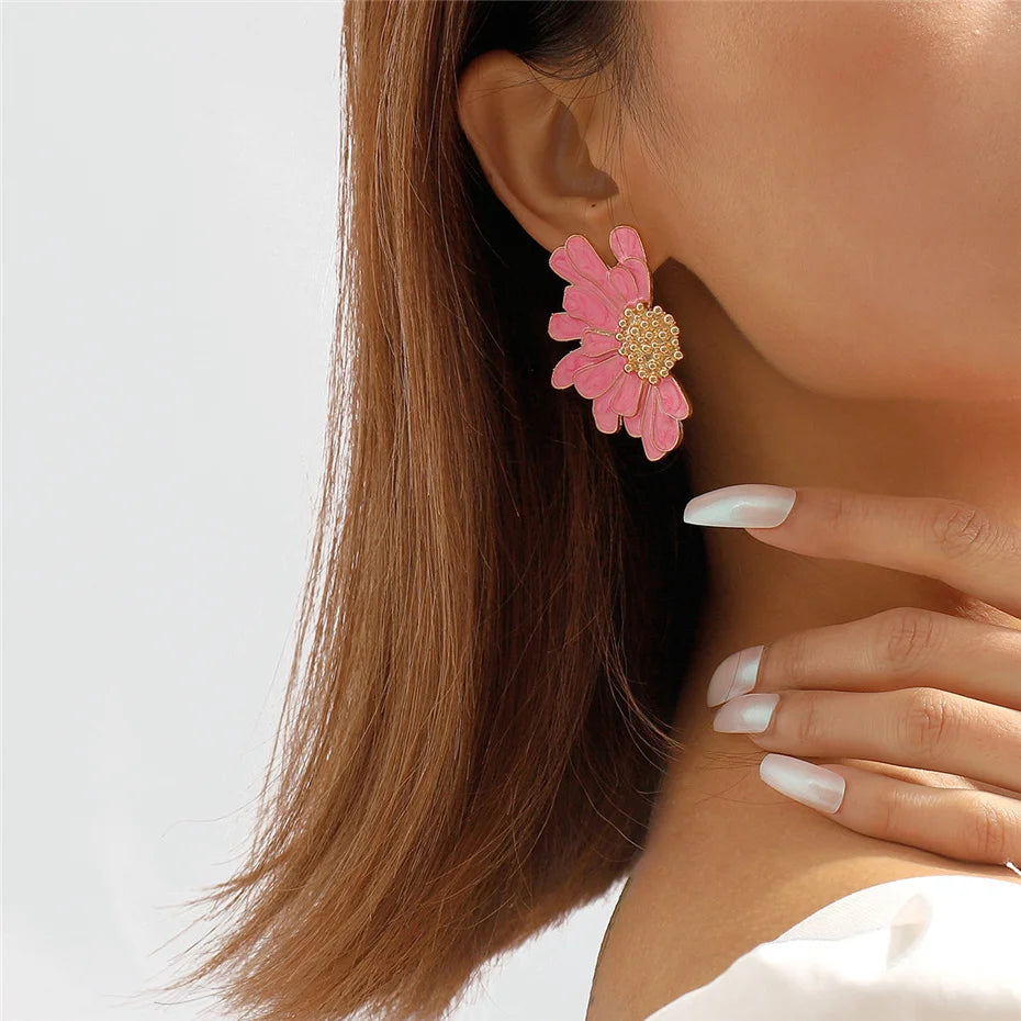 Brinco Flor Romântica com Detalhes Dourados