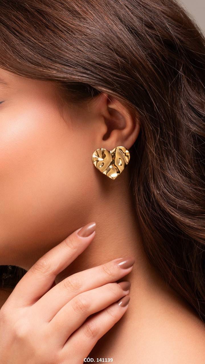 Brinco de Coração com Efeito Martelado Dourado