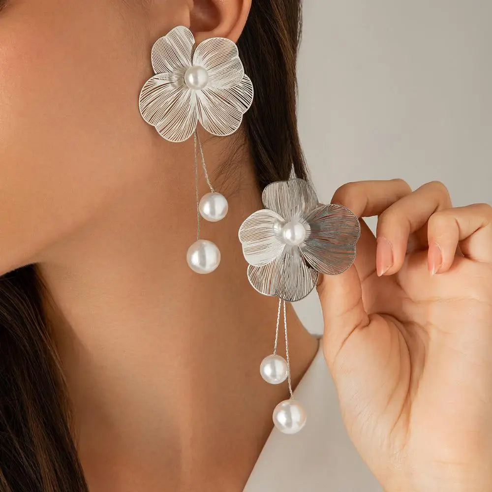 Brinco Longo de Flor com Pérola