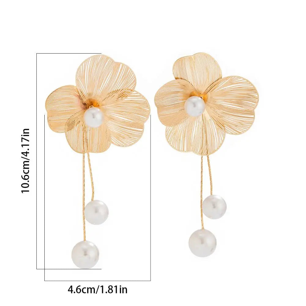 Brinco Longo de Flor com Pérola