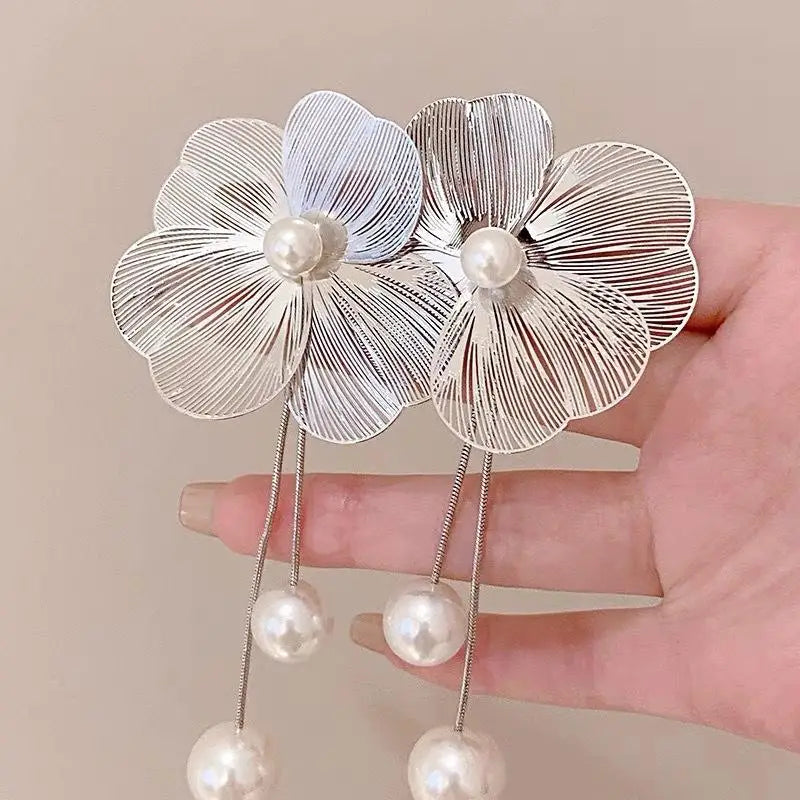 Brinco Longo de Flor com Pérola