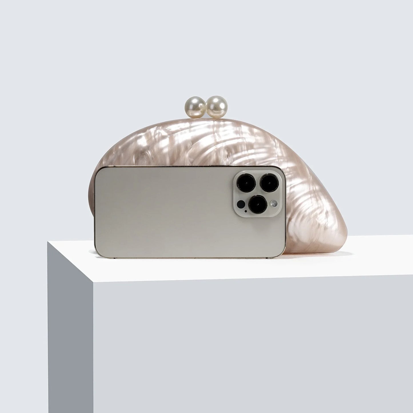 Clutch Concha Perolada com Fecho de Pérolas