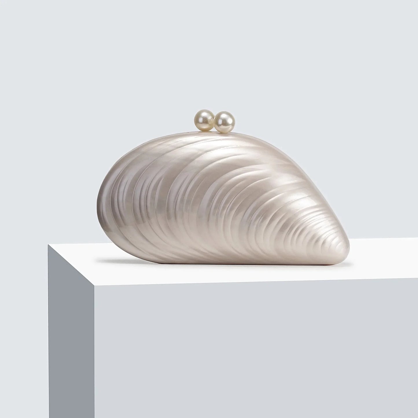 Clutch Concha Perolada com Fecho de Pérolas