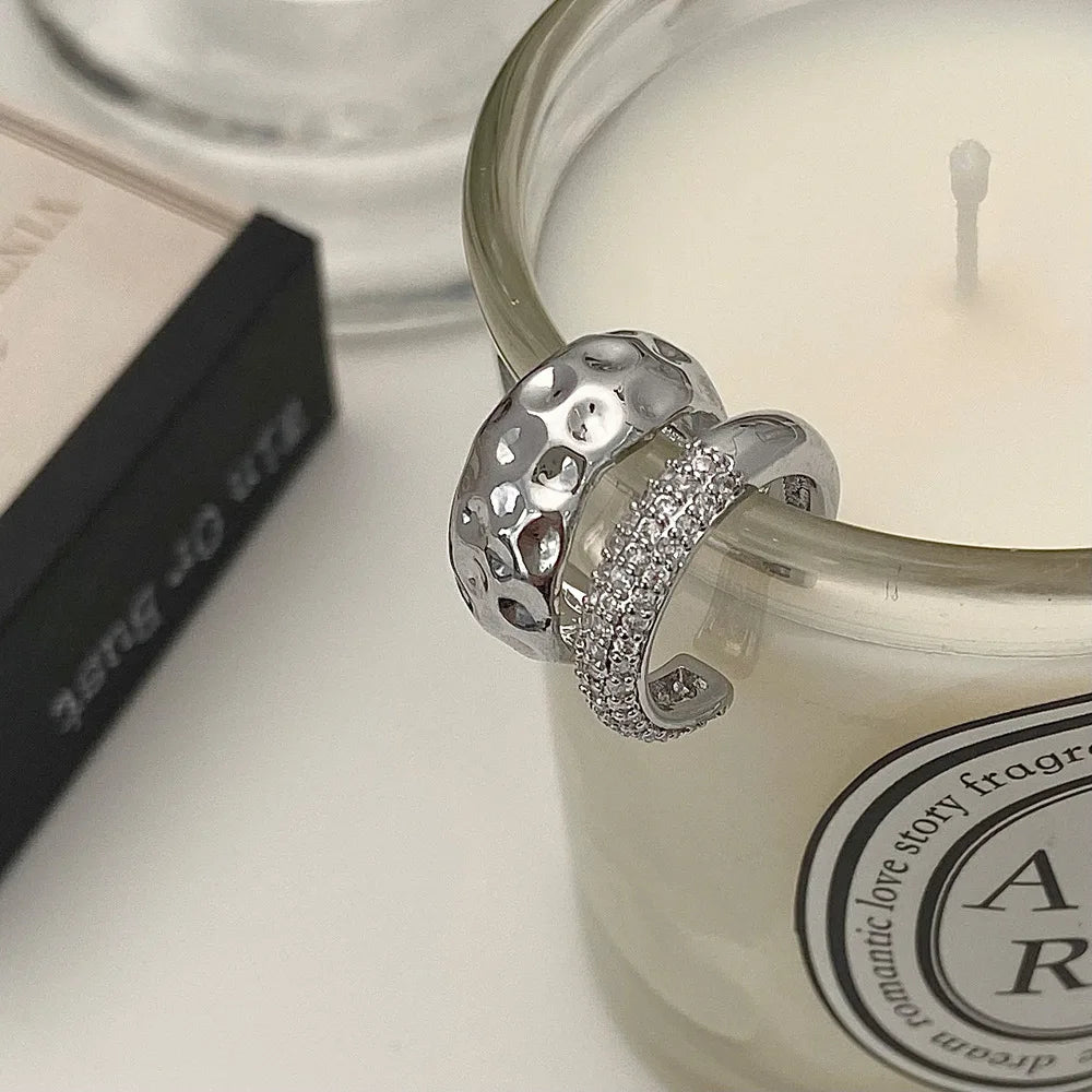 Brinco Ear Cuff Texturizado Cravejado em Zircônias