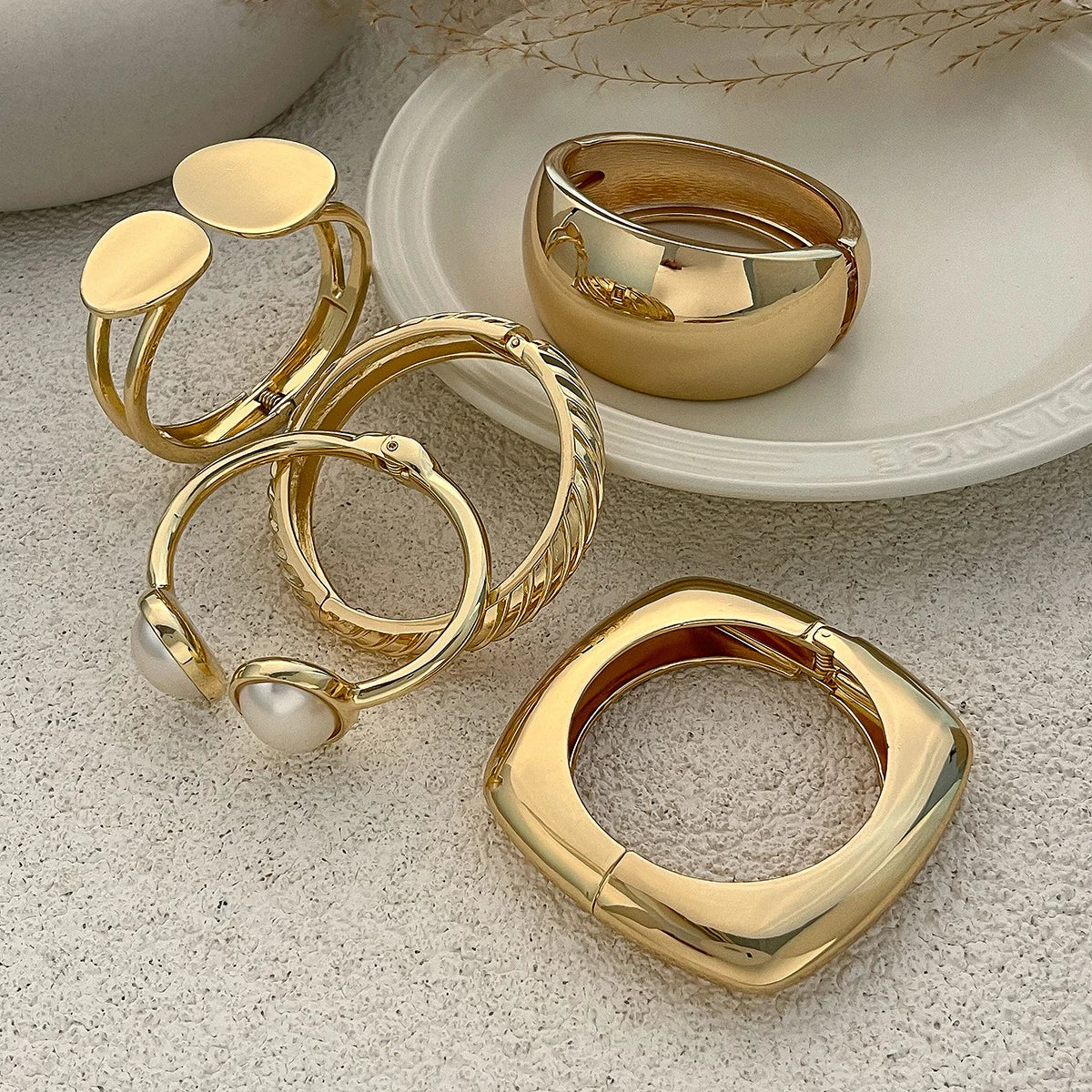 Trio de Pulseiras Esculturas Douradas