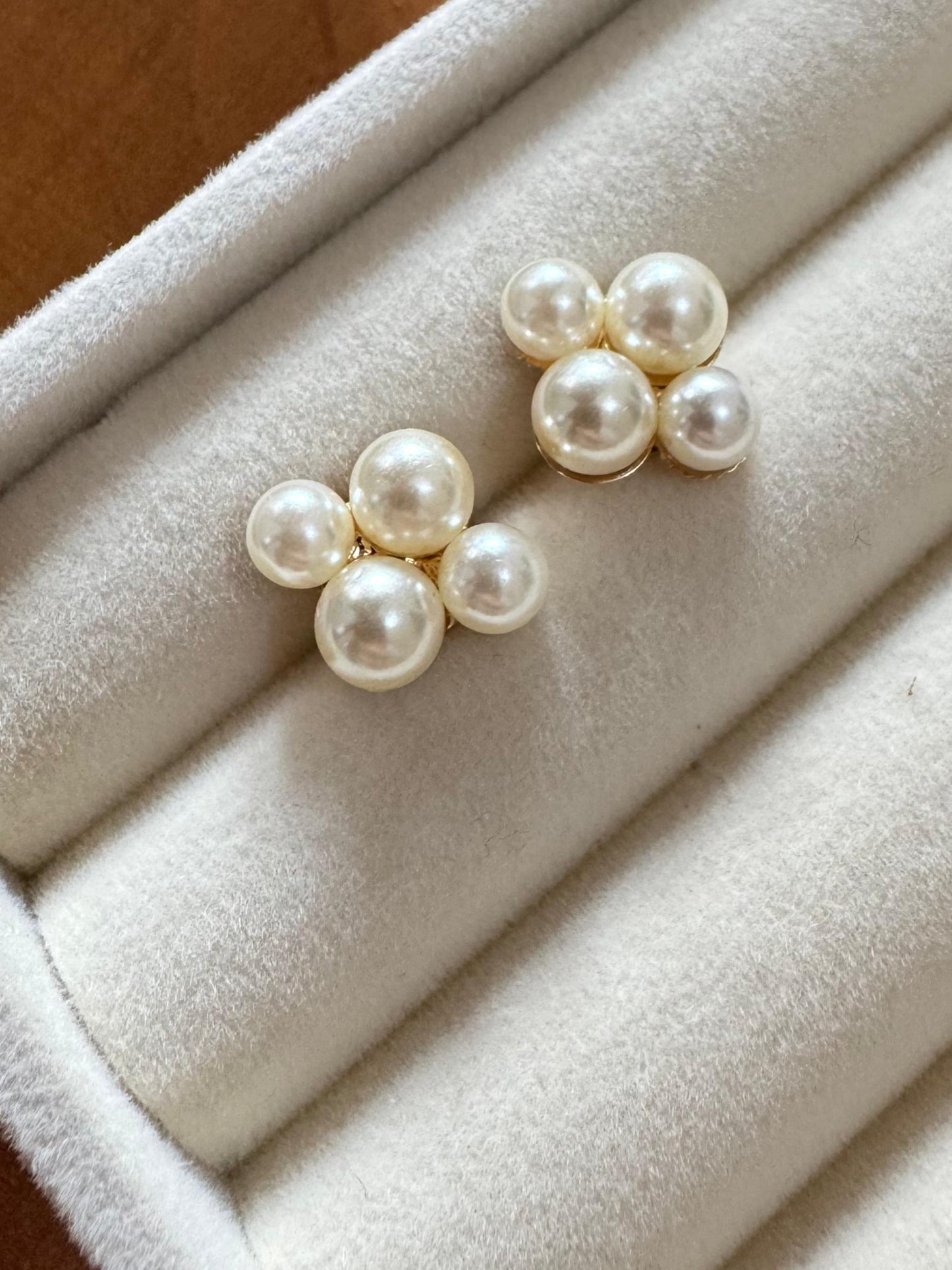 Brinco com Mini Pérolas Dourado