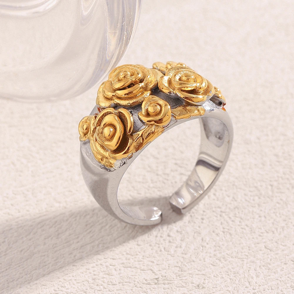 Anel com Aplicação de Flor Dourado Ajustável