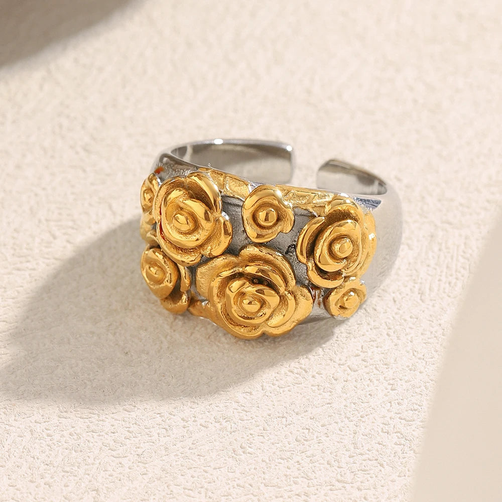 Anel com Aplicação de Flor Dourado Ajustável
