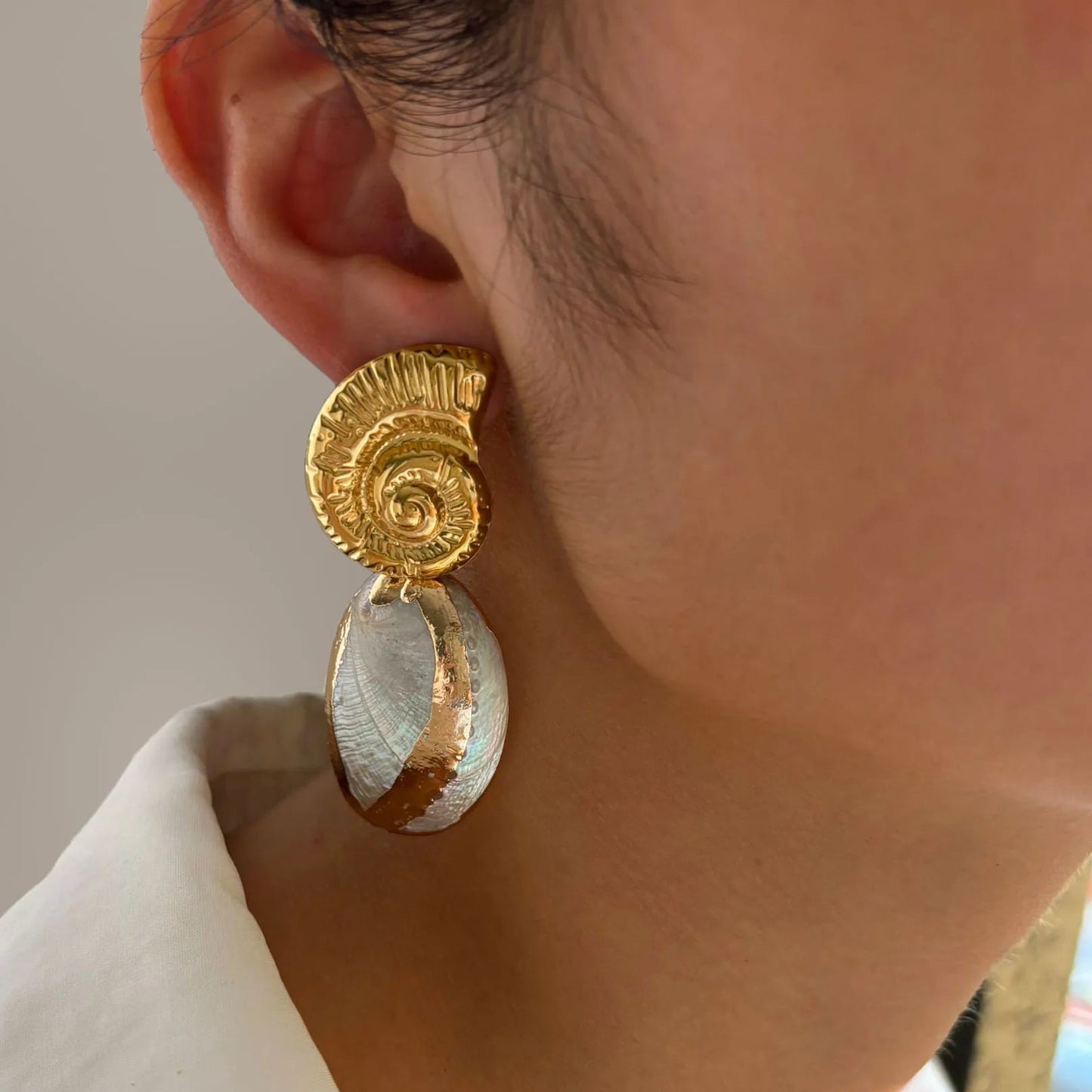 Brinco Concha com Pérola Dourado