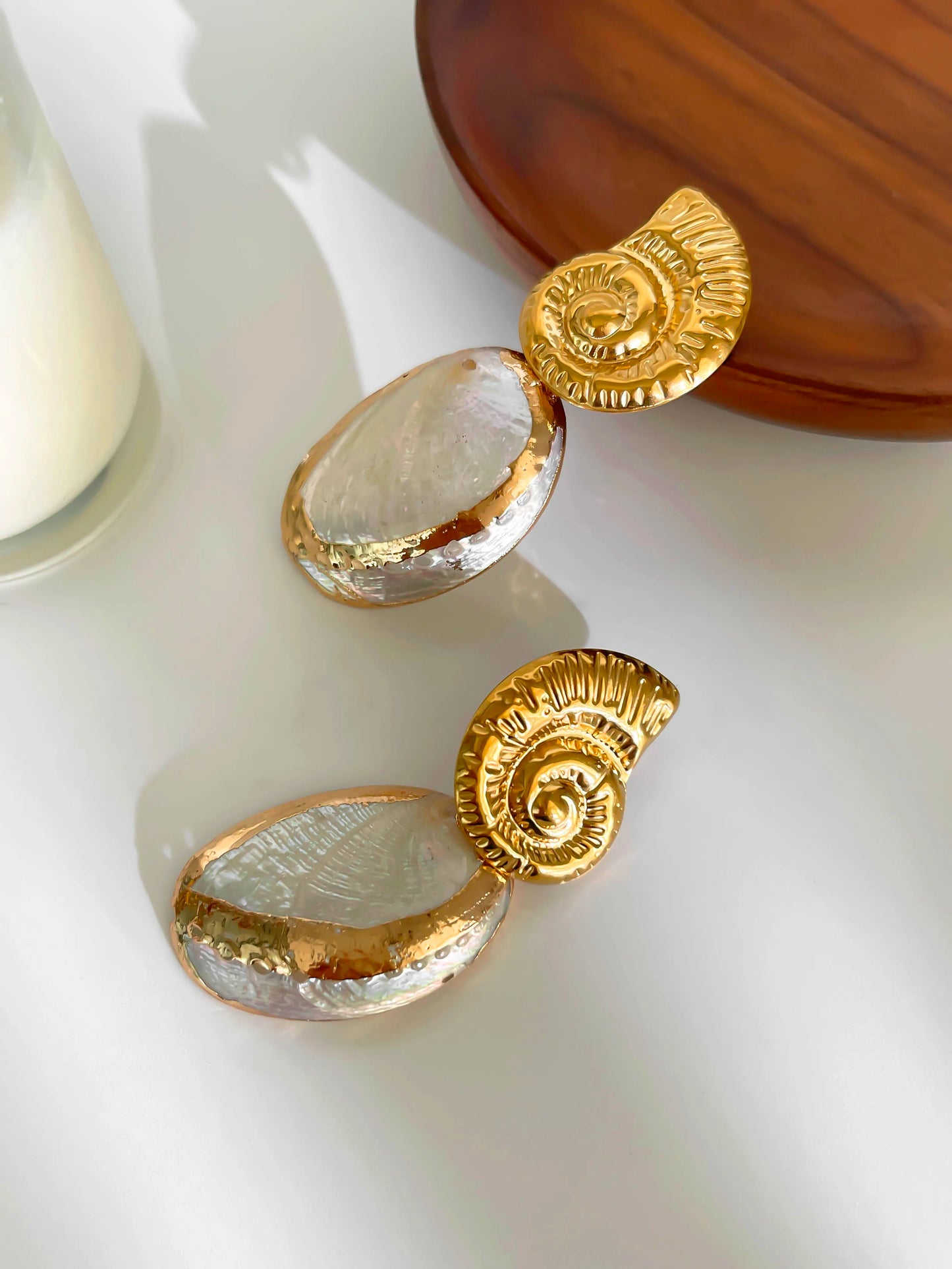 Brinco Concha com Pérola Dourado