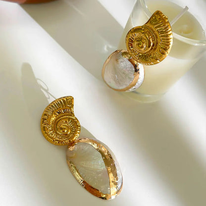 Brinco Concha com Pérola Dourado