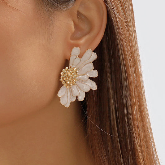 Brinco Flor Romântica com Detalhes Dourados