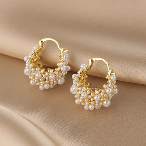 Brinco Irregular Dourado com Pérolas