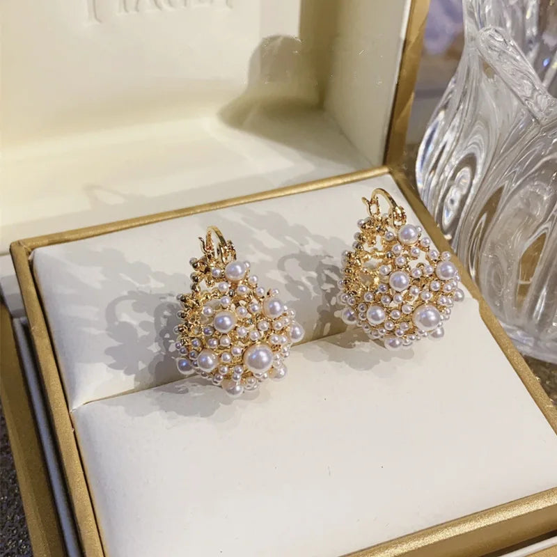 Brinco Irregular Dourado com Pérolas