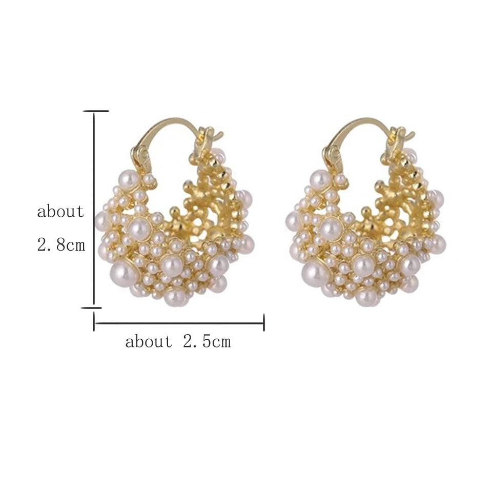 Brinco Irregular Dourado com Pérolas