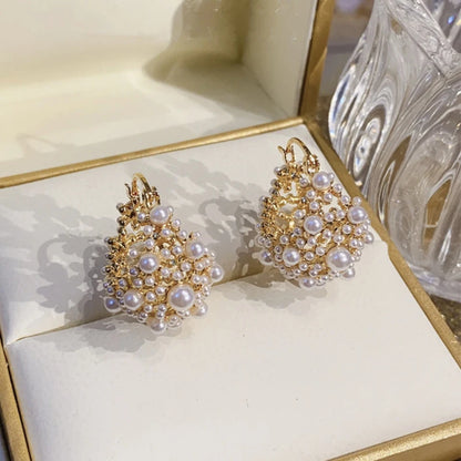 Brinco Irregular Dourado com Pérolas