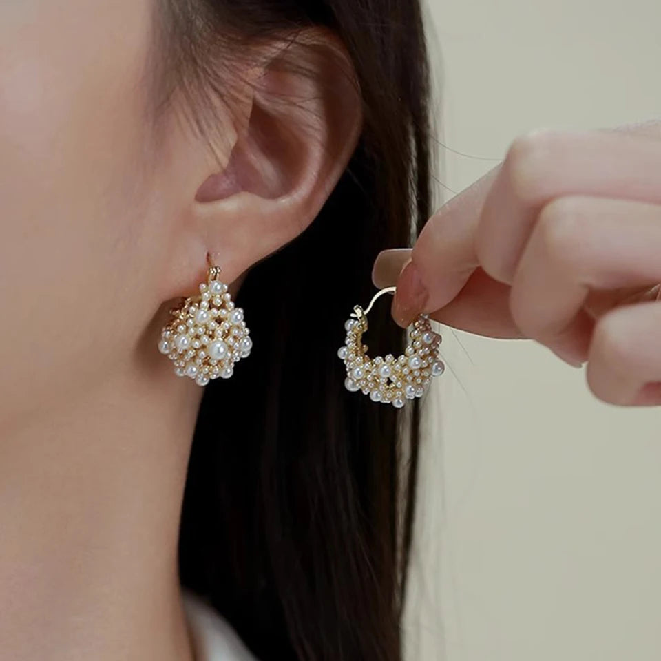 Brinco Irregular Dourado com Pérolas