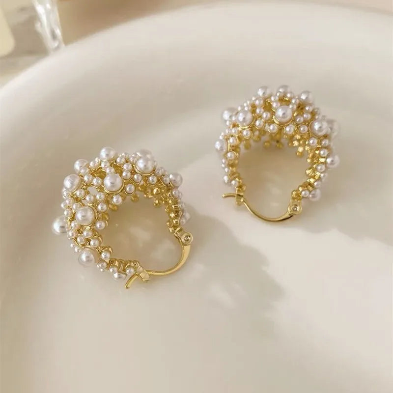 Brinco Irregular Dourado com Pérolas