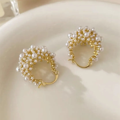 Brinco Irregular Dourado com Pérolas