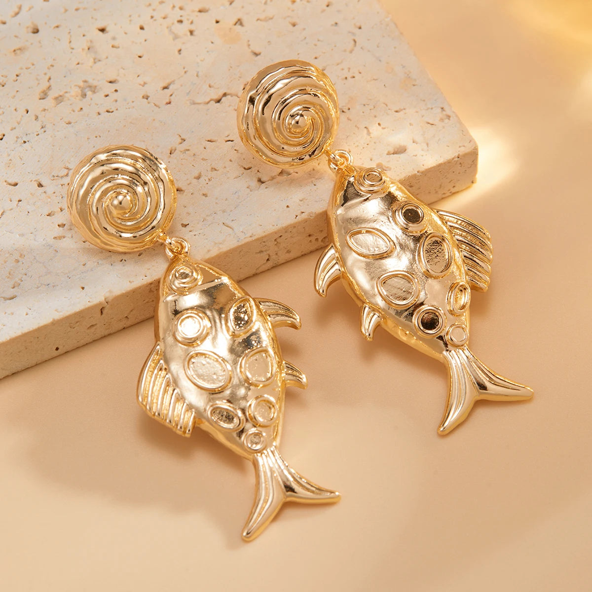 Brinco Longo Dourado de Peixe Texturizado