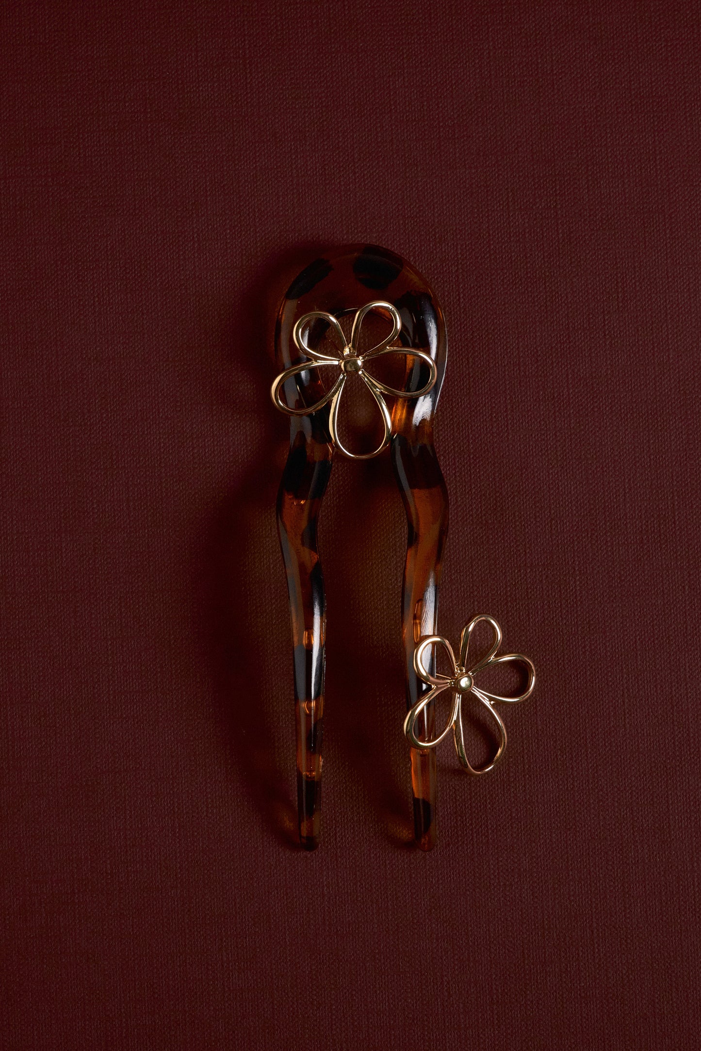 Brinco Médio Liso Flor Pétalas - Foto 2 | Semi Joia DUUE
