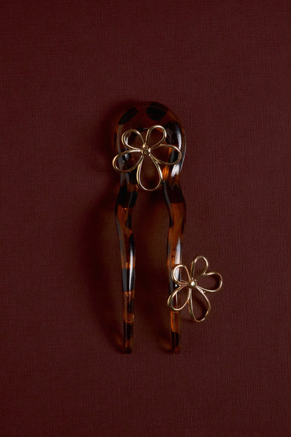 Brinco Médio Liso Flor Pétalas - Foto 2 | Semi Joia DUUE