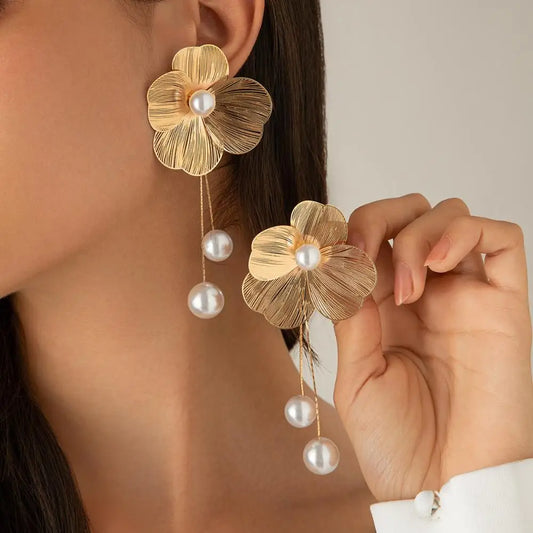 Brinco Longo de Flor com Pérola