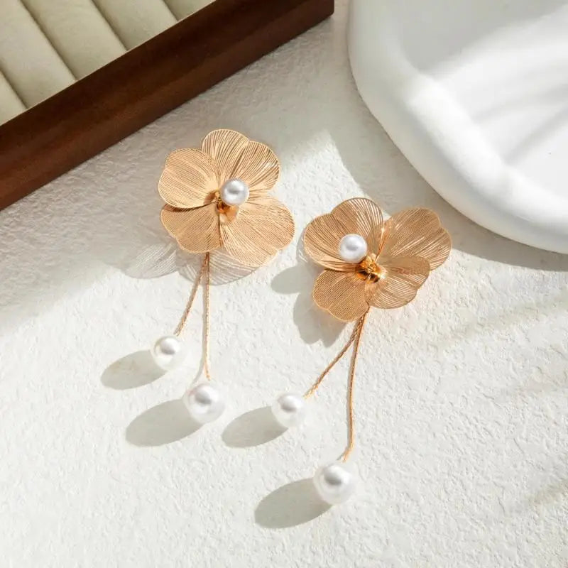 Brinco Longo de Flor com Pérola