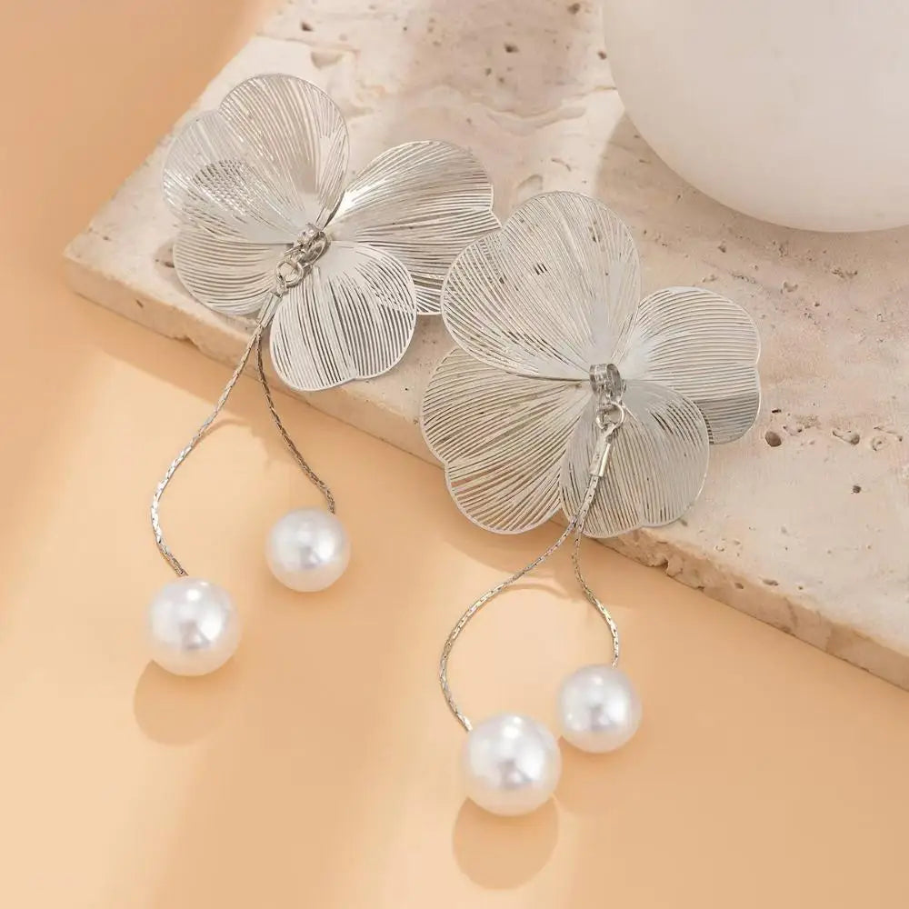 Brinco Longo de Flor com Pérola