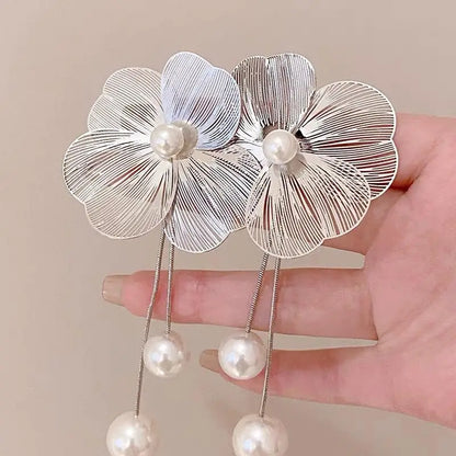 Brinco Longo de Flor com Pérola