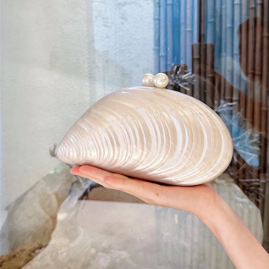 Clutch Concha Perolada com Fecho de Pérolas