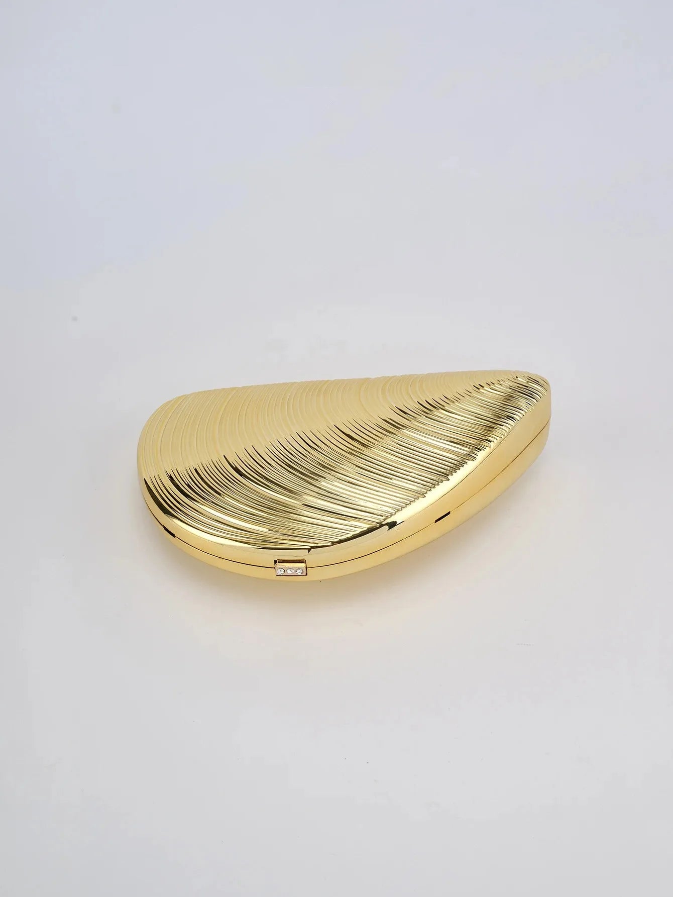 Clutch Metálica Dourada em Formato de Concha