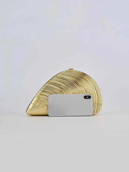 Clutch Metálica Dourada em Formato de Concha