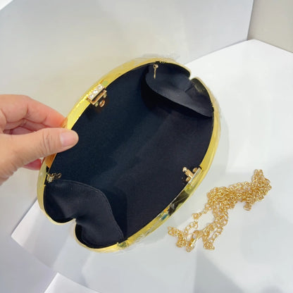 Clutch Metálica Dourada em Formato de Concha