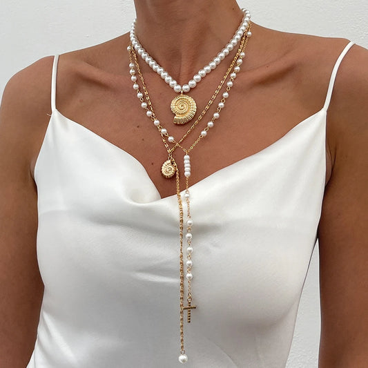 Colar Camadas Dourado com Pérolas e Pingente Concha
