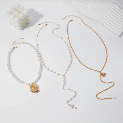 Colar Camadas Dourado com Pérolas e Pingente Concha