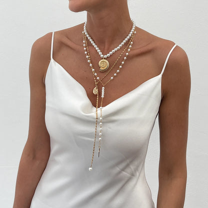 Colar Camadas Dourado com Pérolas e Pingente Concha