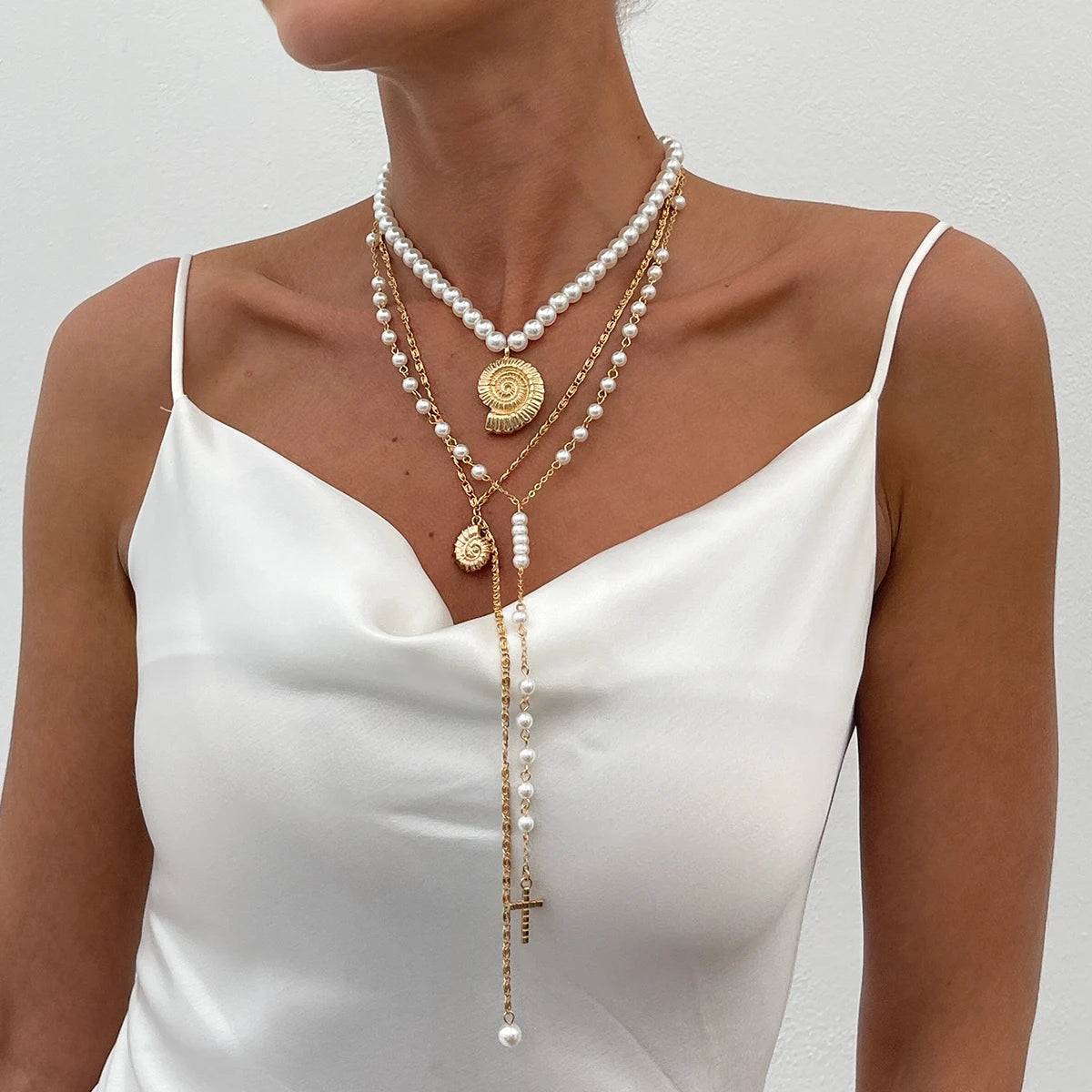 Colar Camadas Dourado com Pérolas e Pingente Concha