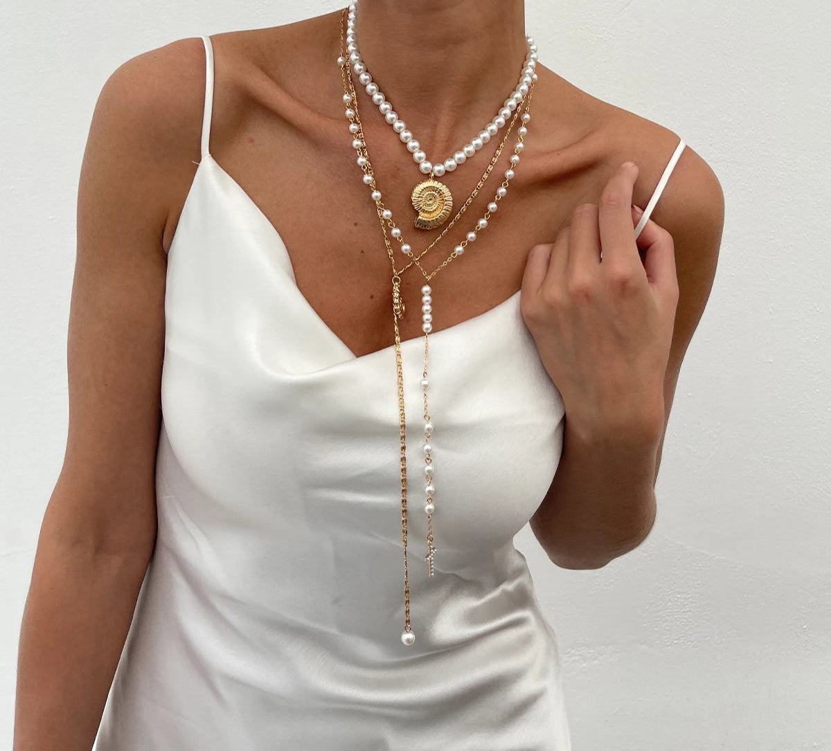 Colar Camadas Dourado com Pérolas e Pingente Concha