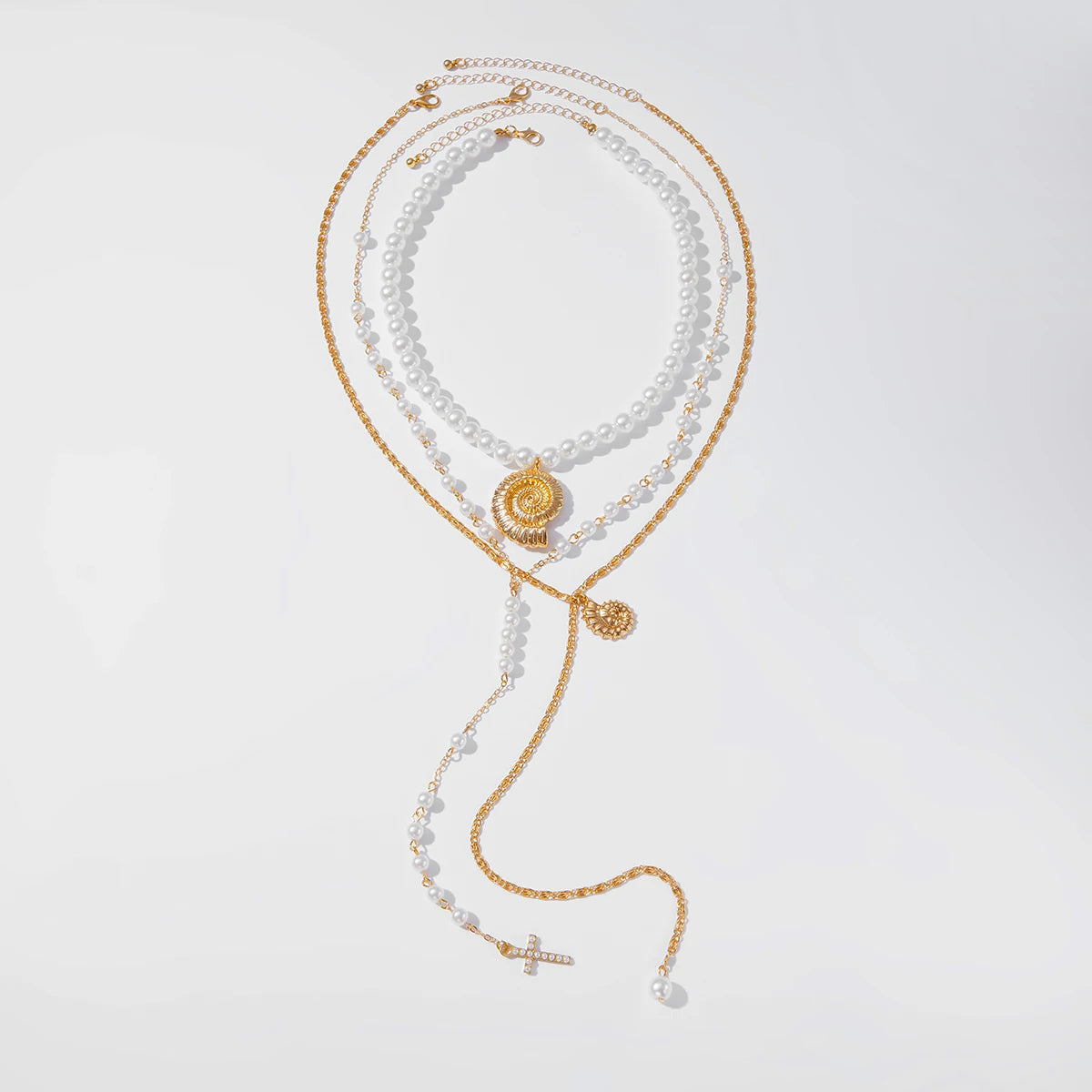 Colar Camadas Dourado com Pérolas e Pingente Concha