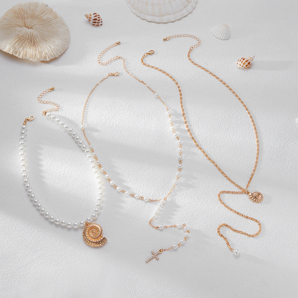 Colar Camadas Dourado com Pérolas e Pingente Concha