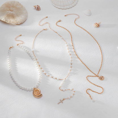 Colar Camadas Dourado com Pérolas e Pingente Concha