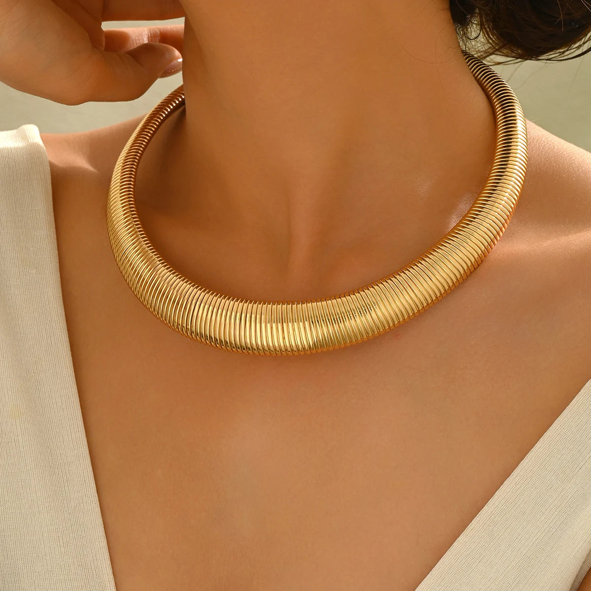 Colar Choker Tubo Dourado