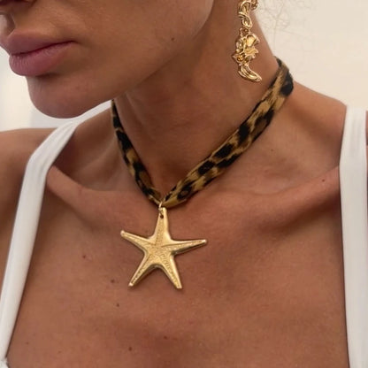 Colar Lenço Animal Print com Pingente Dourado
