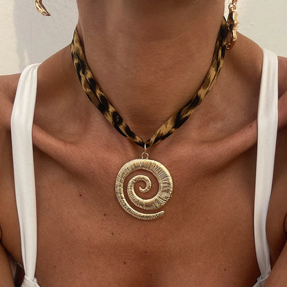 Colar Lenço Animal Print com Pingente Dourado