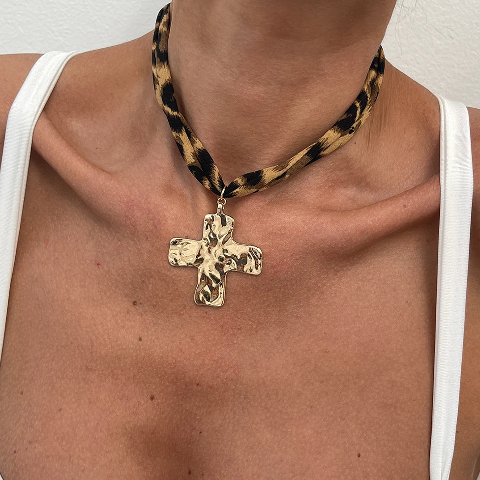 Colar Lenço Animal Print com Pingente Dourado