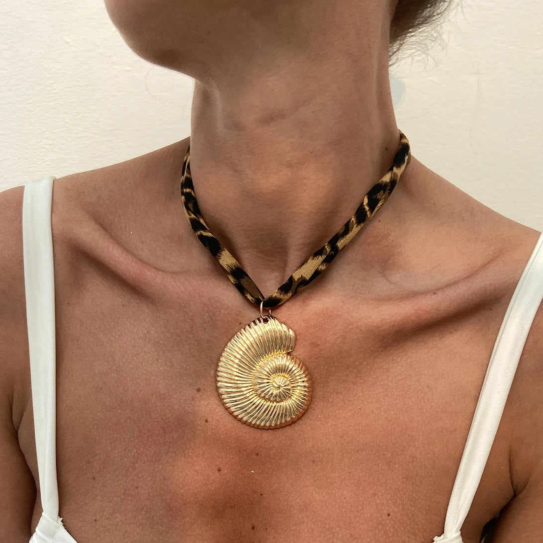 Colar Lenço Animal Print com Pingente Dourado