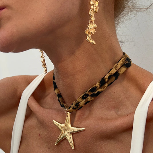 Colar Lenço Animal Print com Pingente Dourado