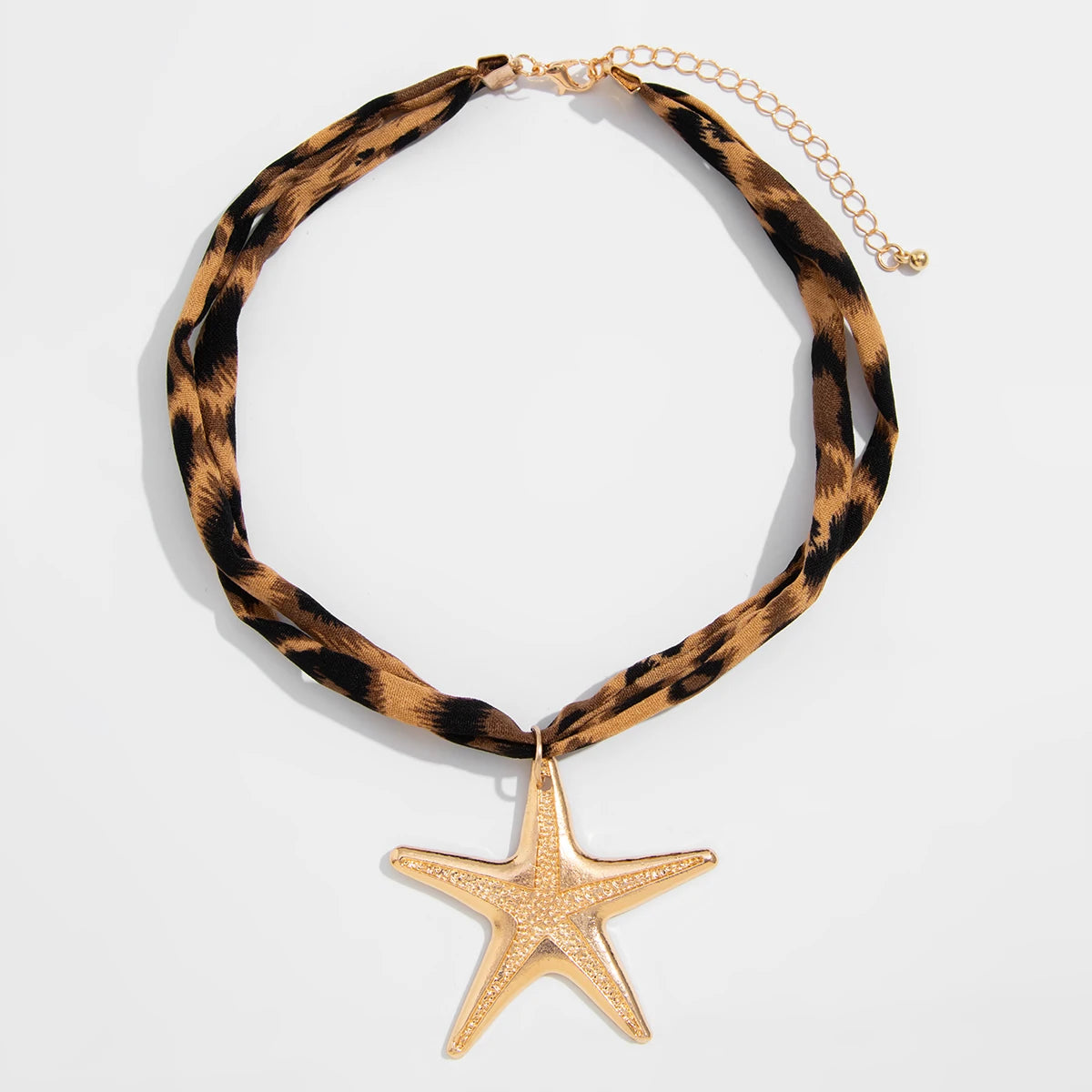 Colar Lenço Animal Print com Pingente Dourado